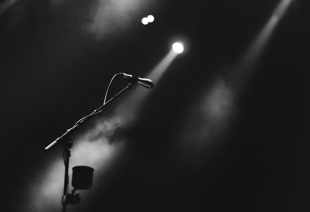 Foto del microfono sul palco nebbioso