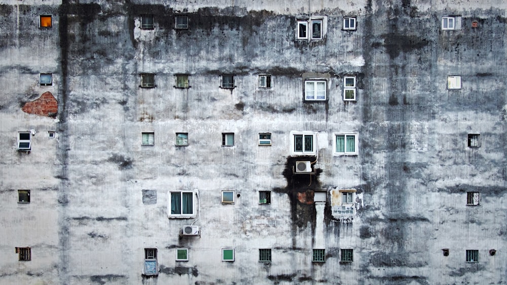 photographie de bâtiment en béton gris