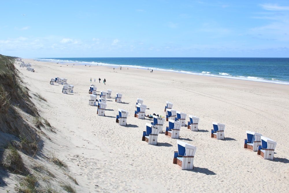 Estuche blanco cerca de la playa