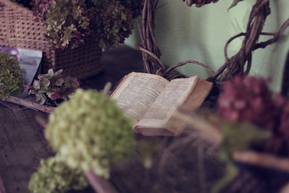 Livro marrom sobre mesa de madeira