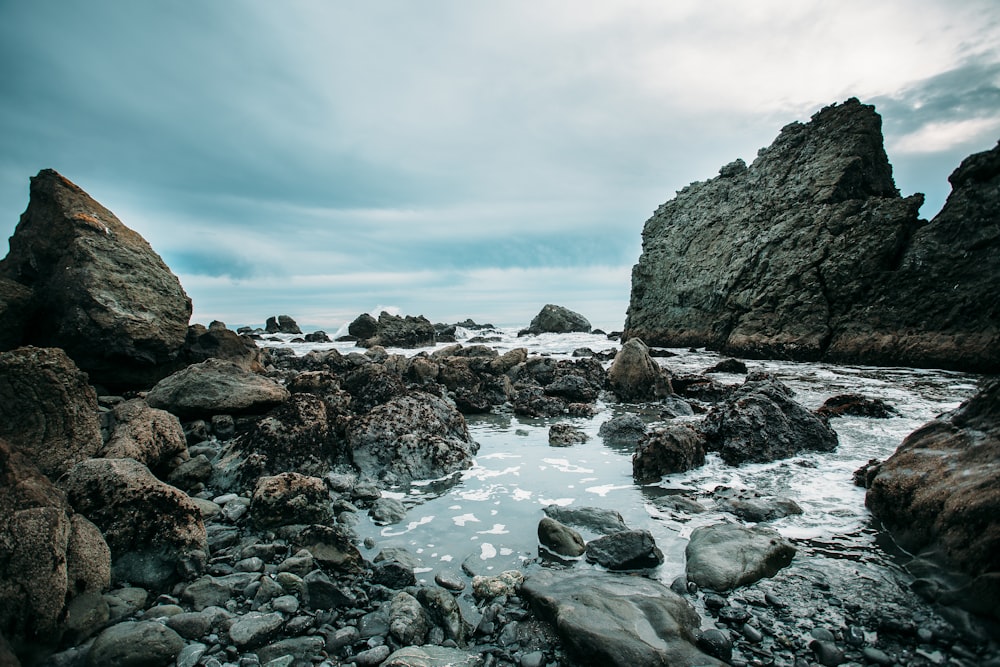 Rocas cerca del cuerpo de agua