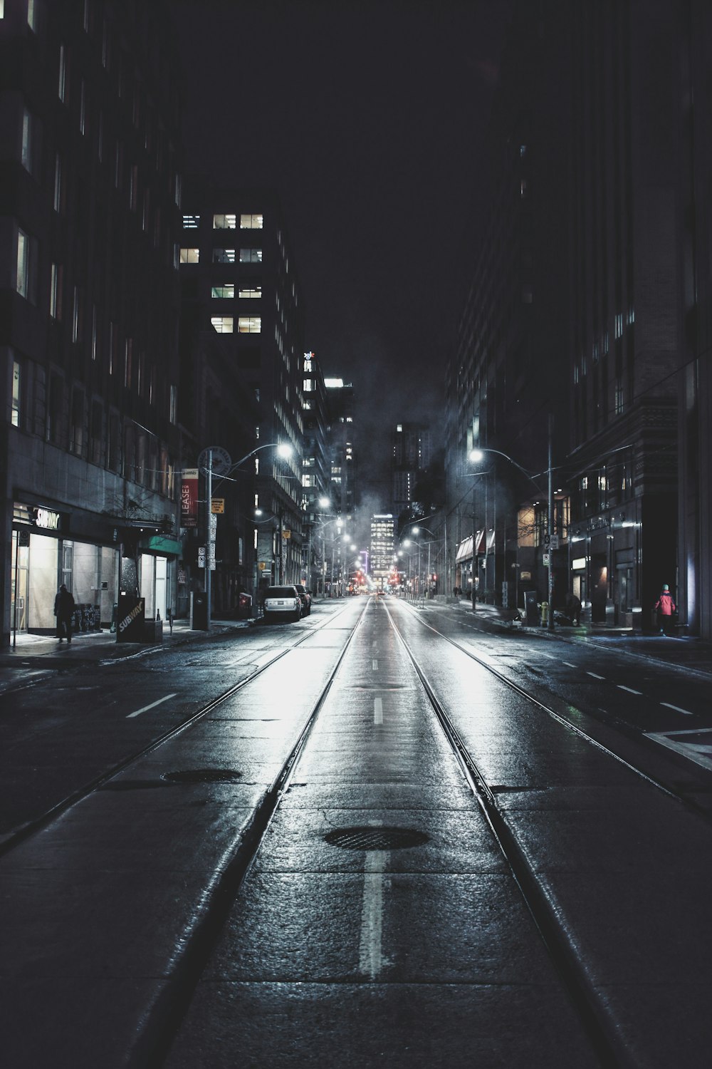 Carretera vacía en la ciudad durante la noche
