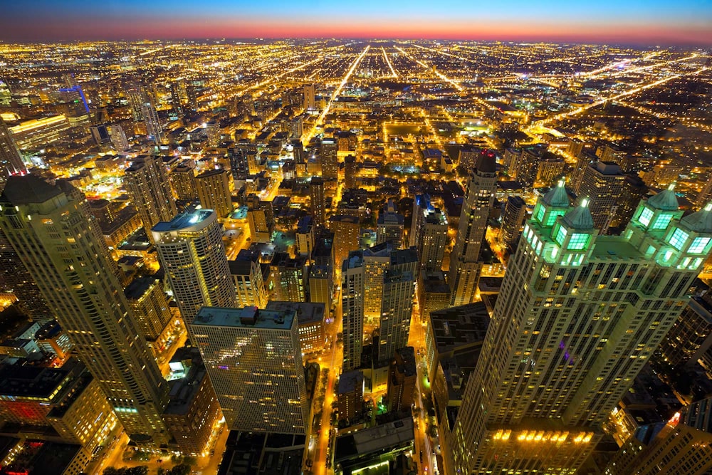 Foto aérea de la ciudad con las luces encendidas