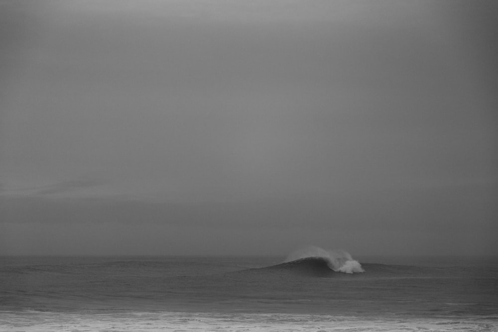 Photo en niveaux de gris des vagues de l’océan