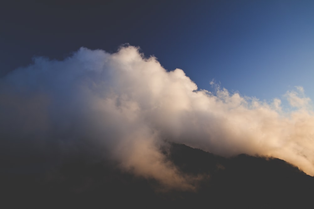 cima della montagna con nuvole bianche