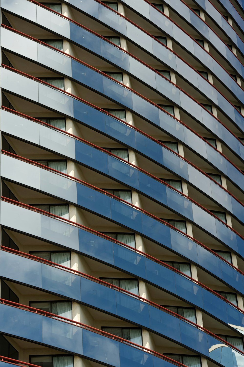 Fotografía arquitectónica de edificio de hormigón blanco y gris