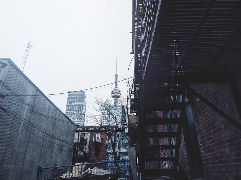 une vue d’une ville depuis une ruelle étroite