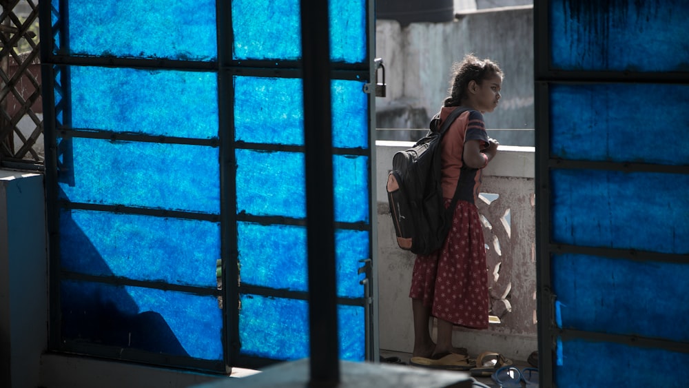 Mujer mirando a través del balcón