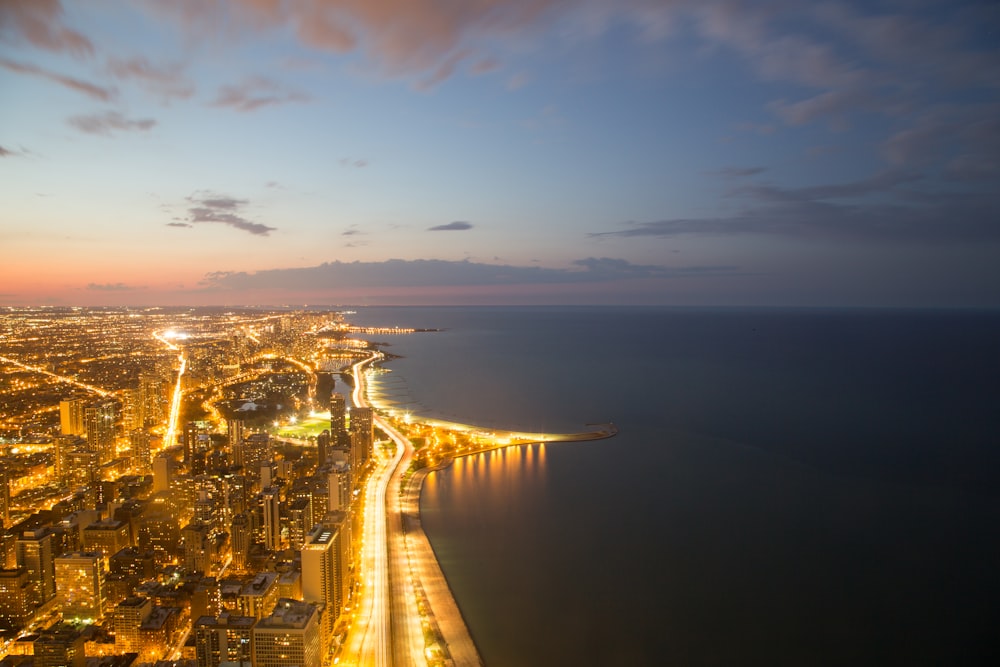 fotografia aerea della città vicino allo specchio d'acqua