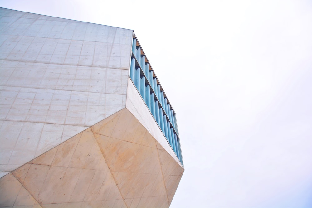 bâtiment brun et bleu sous le ciel de Cleey le jour