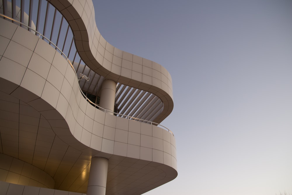 Photographie en contre-plongée d’une maison à étages