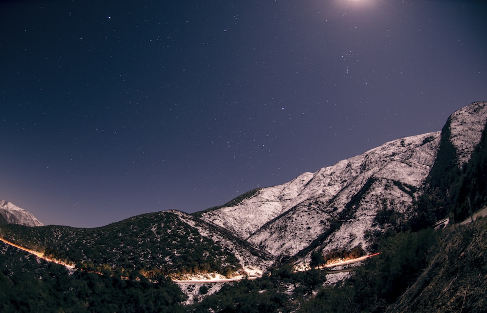 montanha sob o céu azul