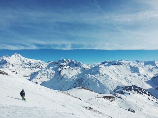 Man snowboarding on mountain under cloudy sky — Tignes, France