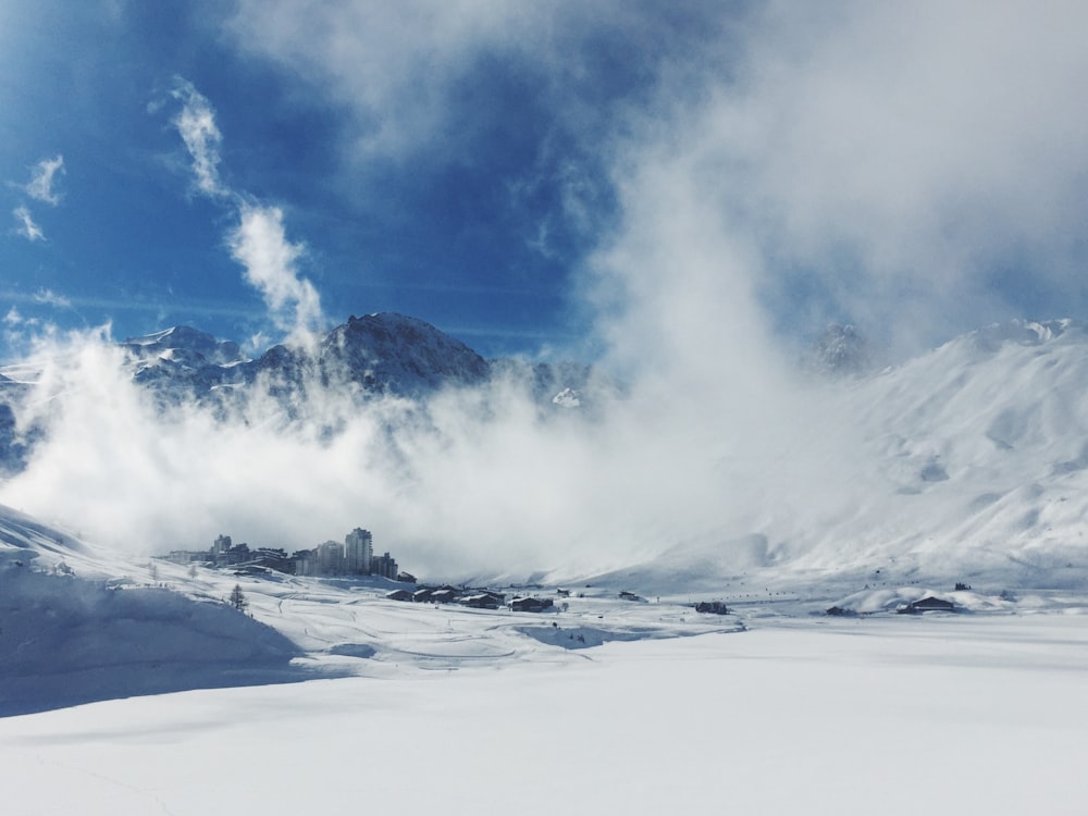 青い曇り空の下の雪山