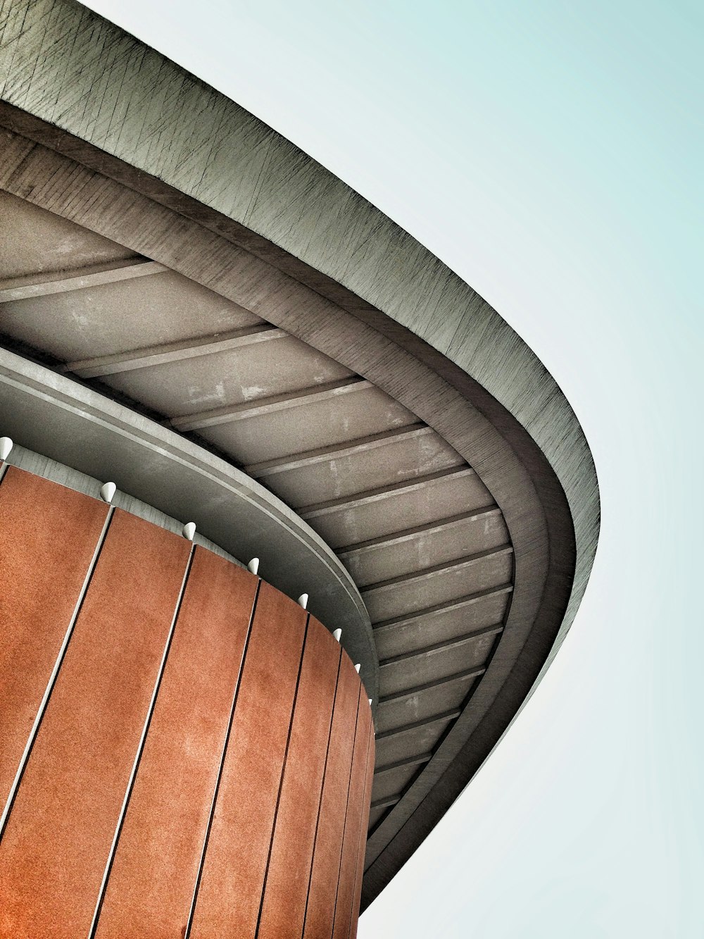 um relógio na lateral de um edifício com um fundo de céu