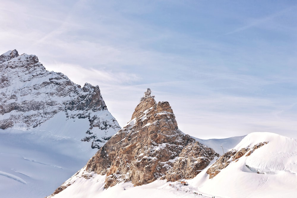 Montanha Pedregosa coberta de neve branca