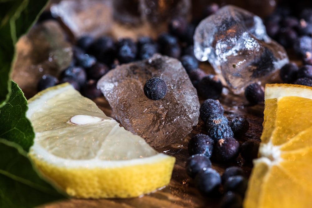 frutti di bosco e limoni a fette con cubetti di ghiaccio