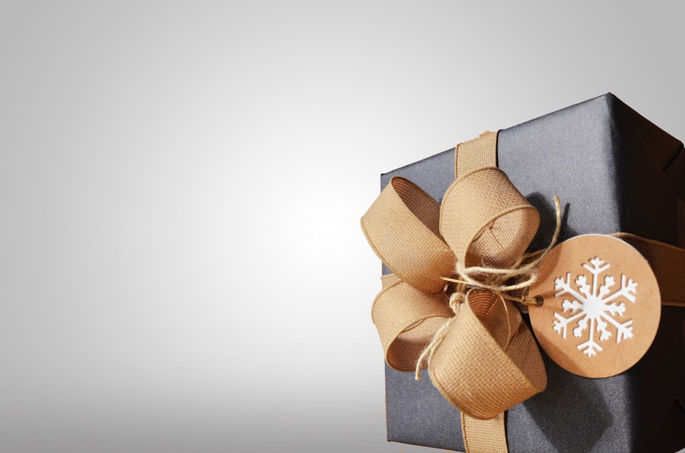 Caja de regalo marrón y negro