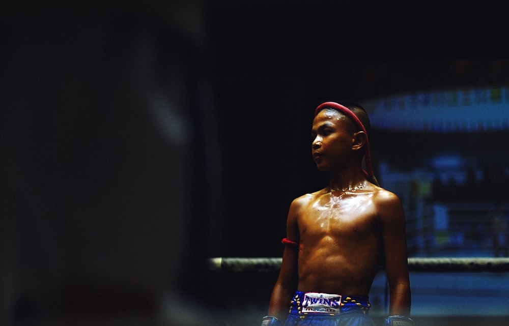 homme debout sur le ring de boxe