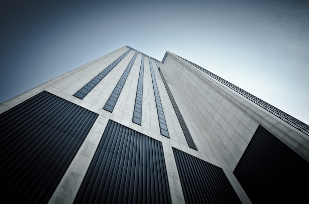 Olho de verme do edifício de concreto branco e preto