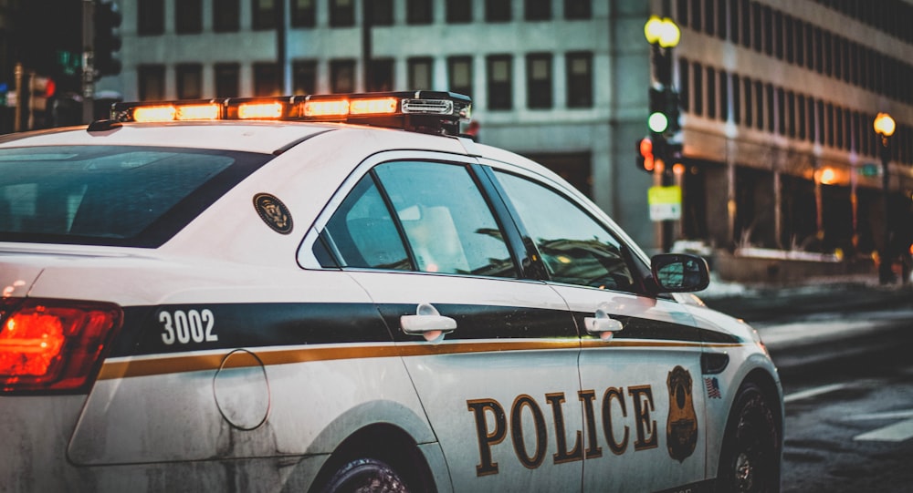 voiture de police dans la rue