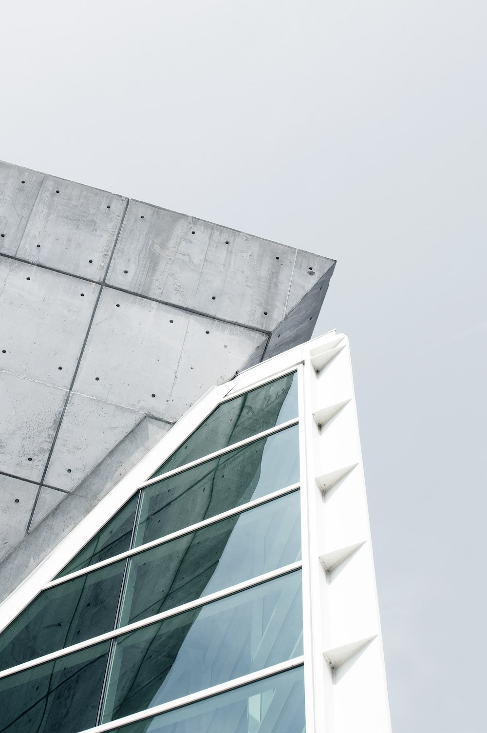 edifício de concreto cinza e branco