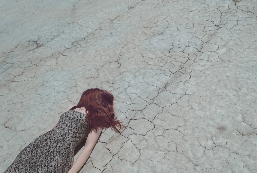 女孩躺在乾涸的地上