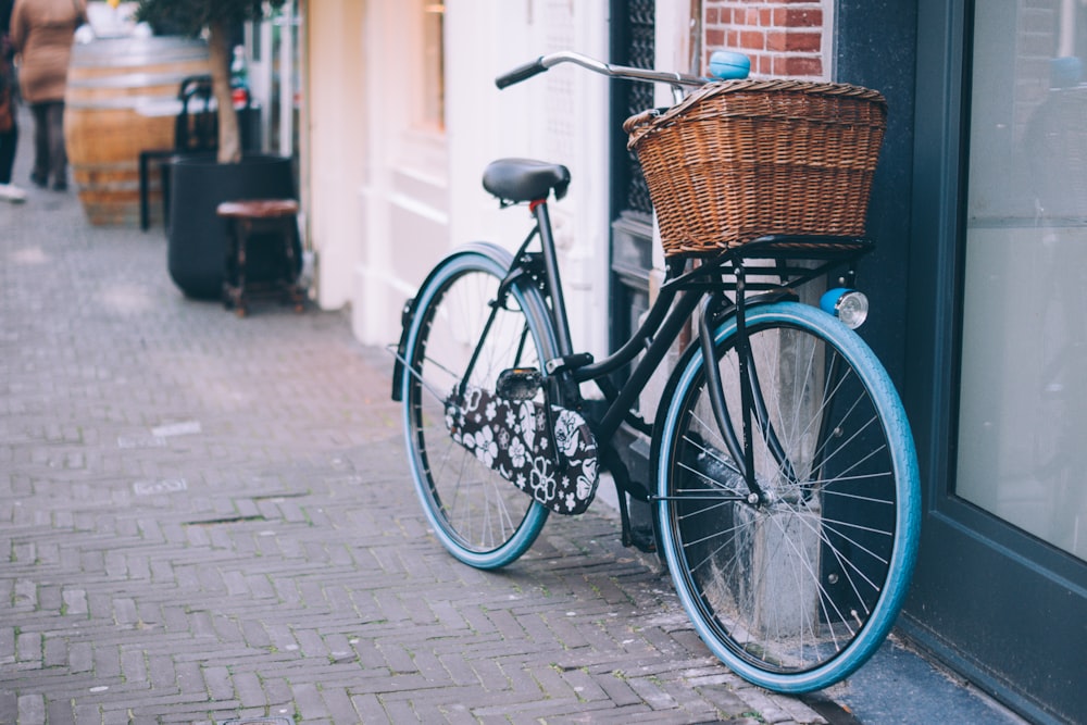 Vélo garé sur le côté de l’immeuble