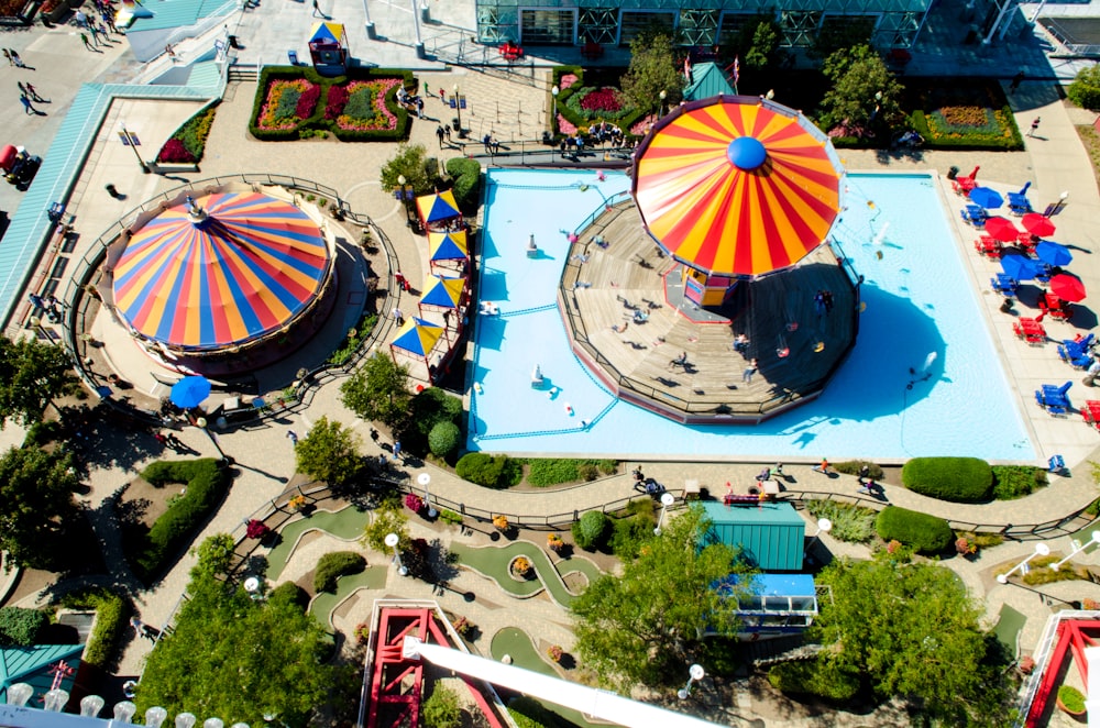 Foto a vista de pájaro de la piscina