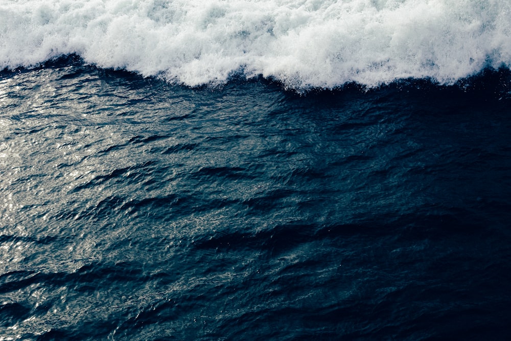 ocean waves crashing on shore during daytime