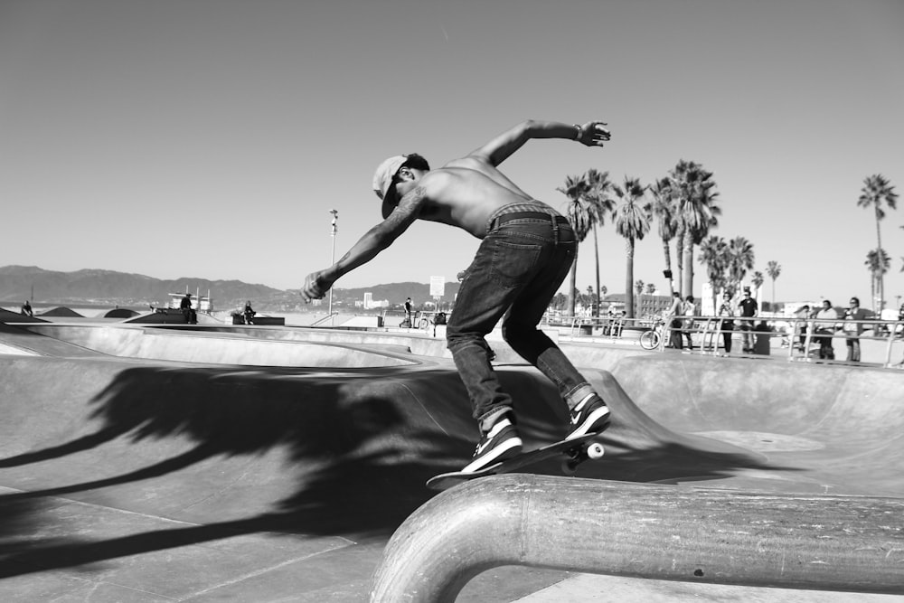 Mann Skateboard auf Rampe