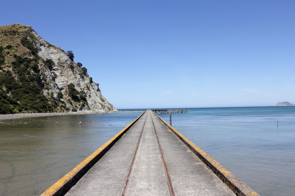 Foto del muelle gris y marrón