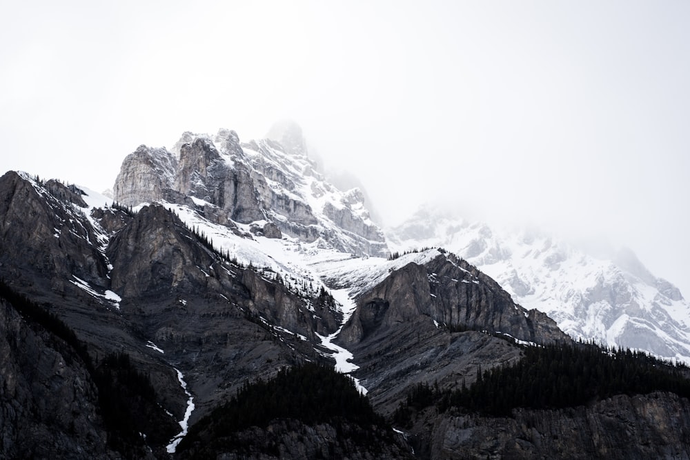 Fotografía de paisajes de montañas cubiertas de nieve