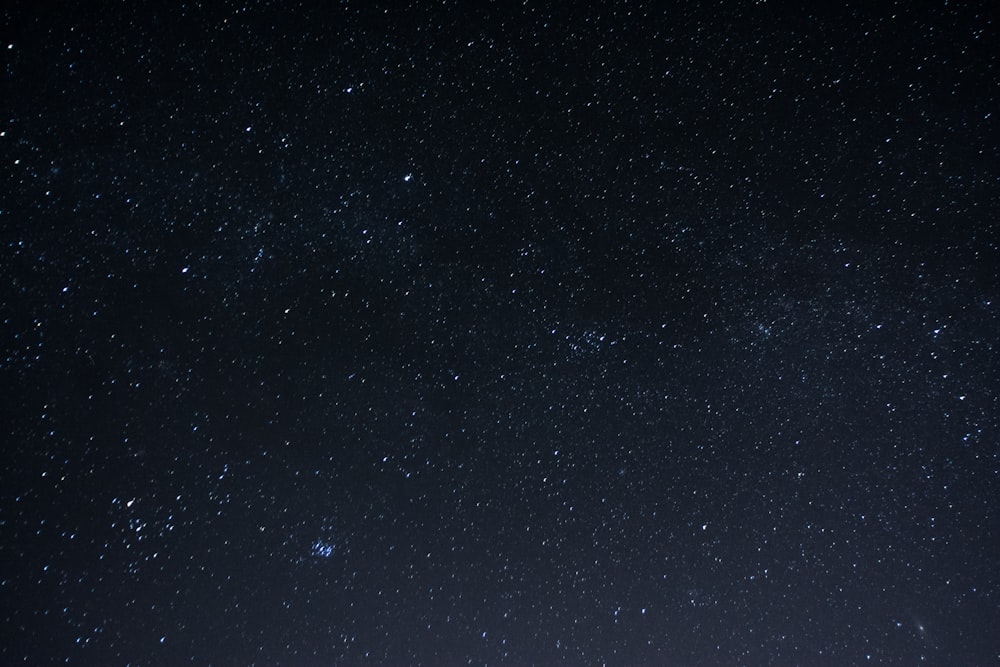 O céu noturno está cheio de estrelas