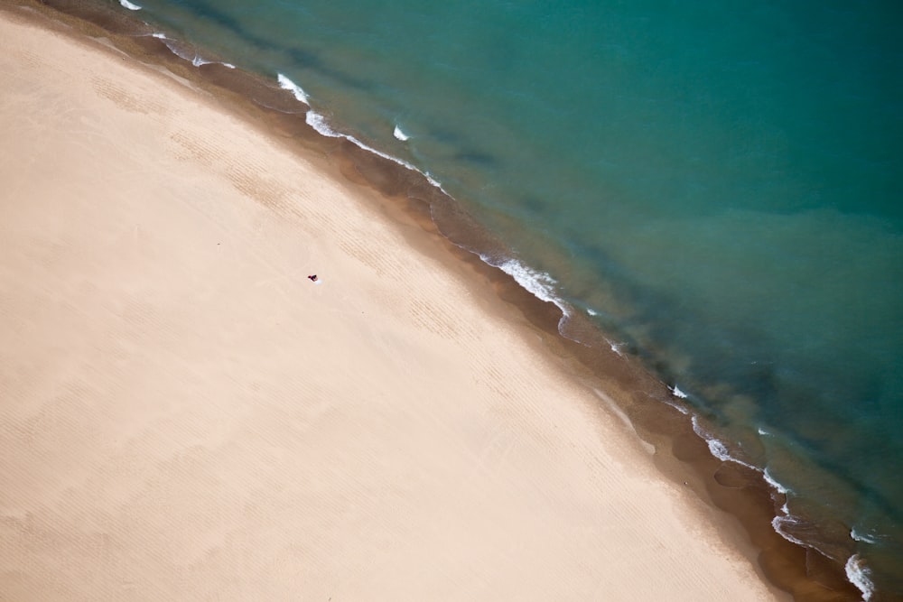 Photographie aérienne du bord de mer