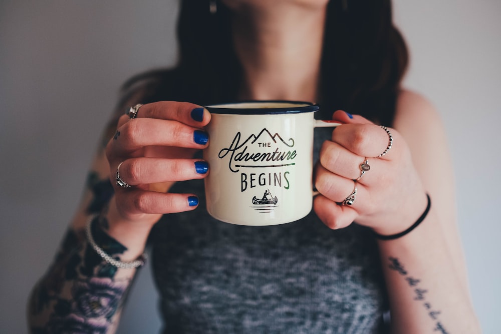 mujer sosteniendo taza