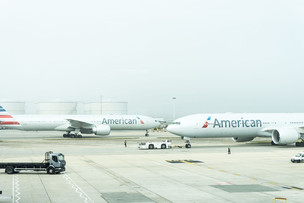 空港にアメリカン航空の飛行機2機が到着
