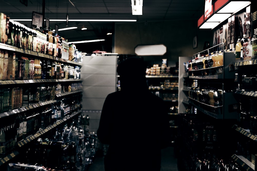 Silhouette di persona nella sezione del liquore del negozio