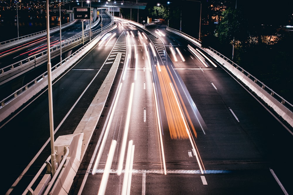 Fotografía timelapse de carreteras durante la noche