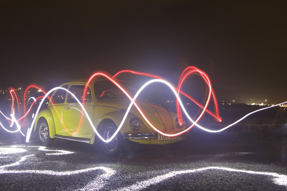 gelber VW Käfer in Zeitrafferfotografie bei Nacht