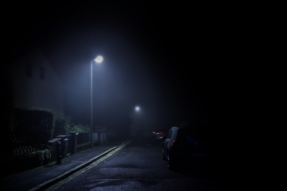 um carro estacionado em uma rua à noite