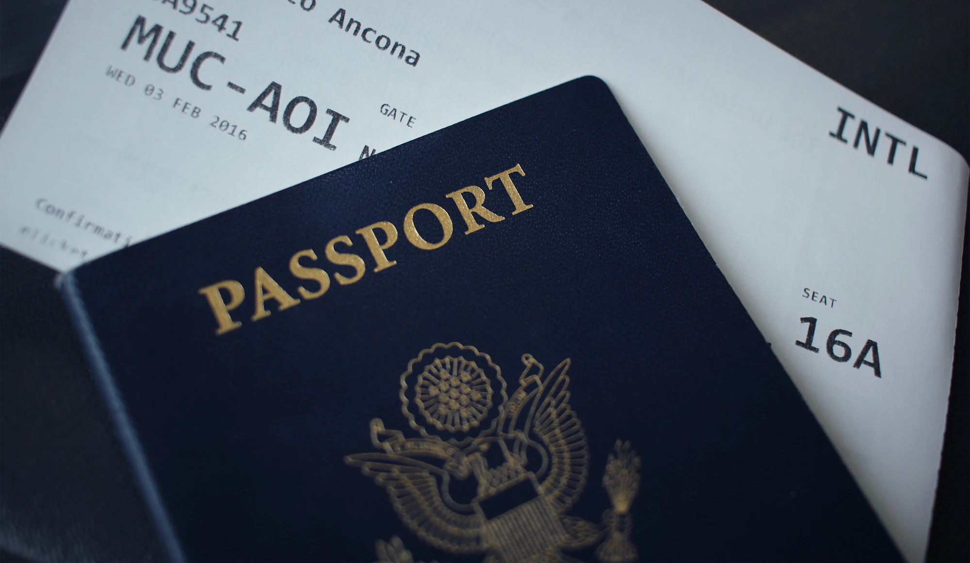 Passeport et documents de voyage posés sur une table pour préparer les formalités du Mexique