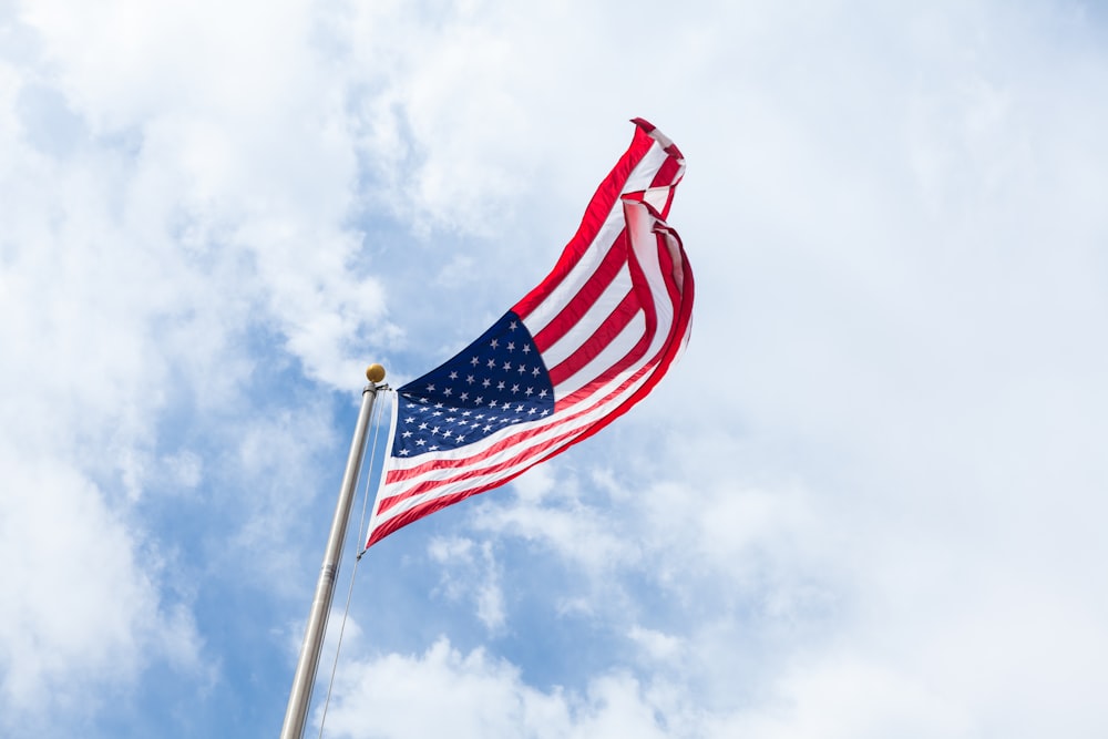 bandiera degli Stati Uniti d'America con l'asta della bandiera