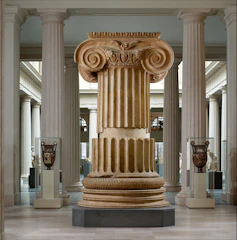 Beige linear icon representing an ancient column for the archaeological museum