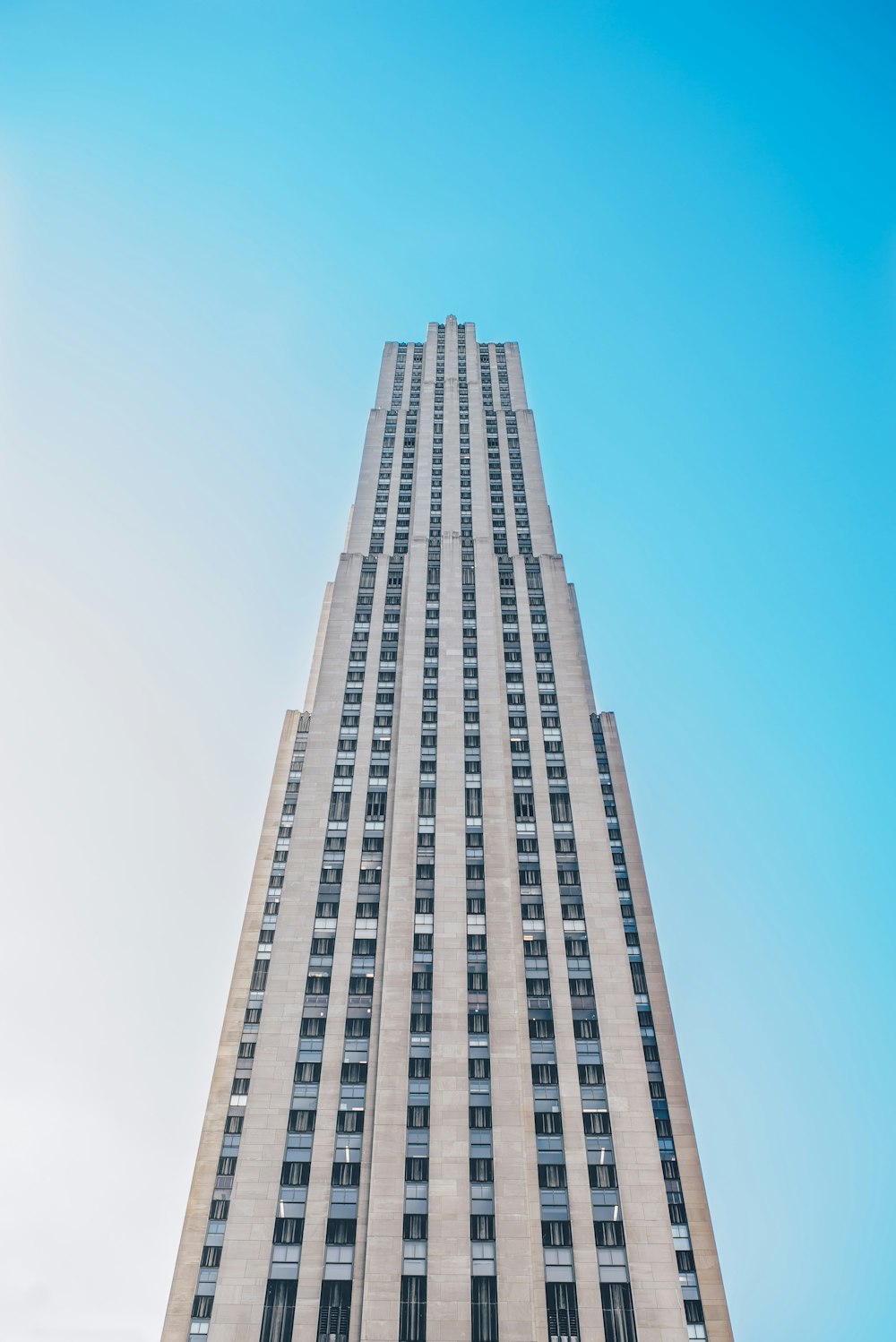 foto dal basso dell'edificio in cemento grigio