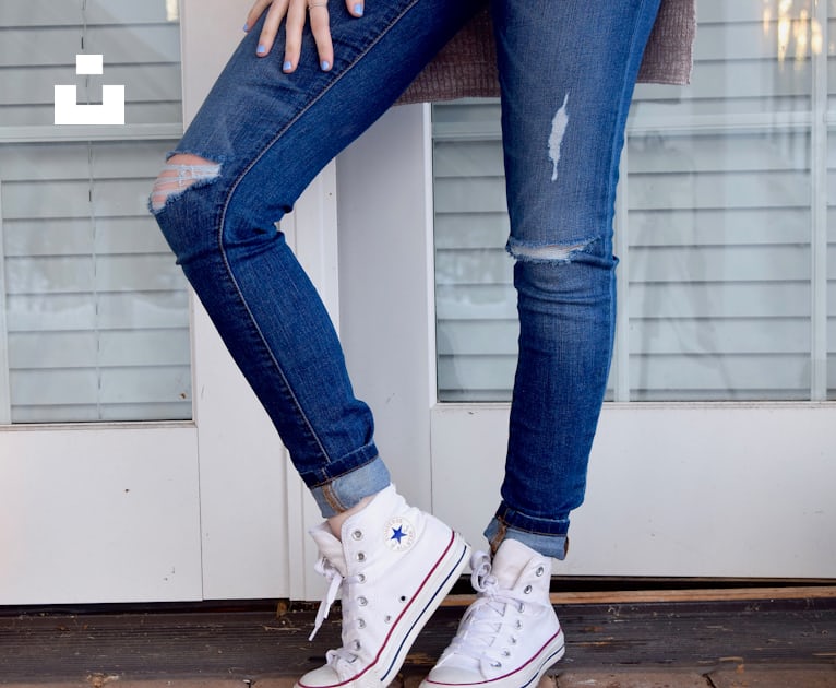 women's distressed blue denim jeans and pair of white Converse Allstar  high-tops photo – Free Fashion Image on Unsplash