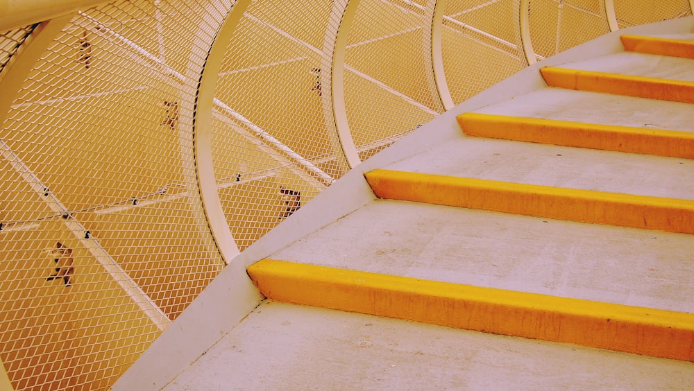 Uma escada curva.