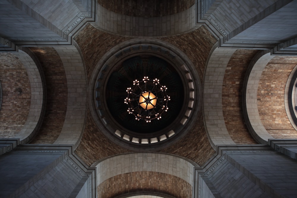 lampadario illuminato in bianco e nero