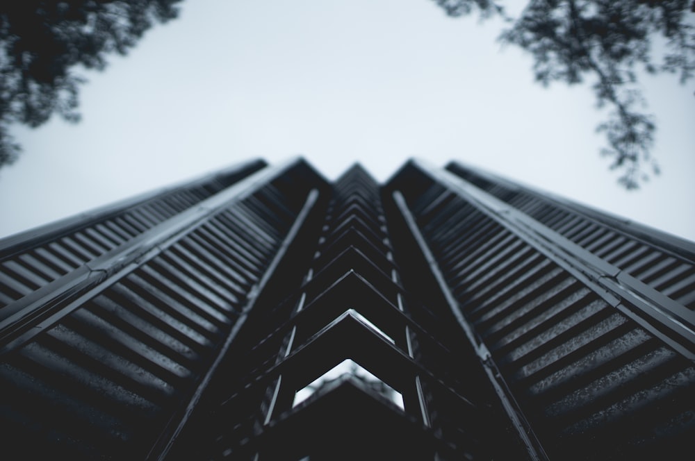 Fotografía de ángulo bajo de un edificio de gran altura