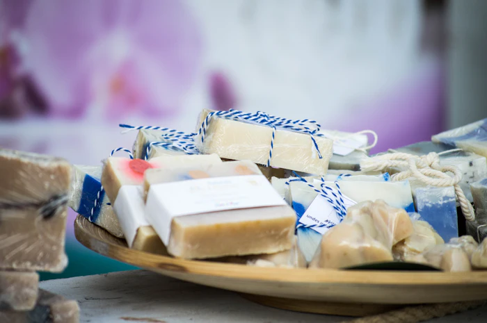 Jabones artesanales en un puesto de cosmética natural